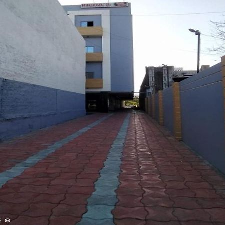Oyo 80228 Hotel Richa Hālol Εξωτερικό φωτογραφία
