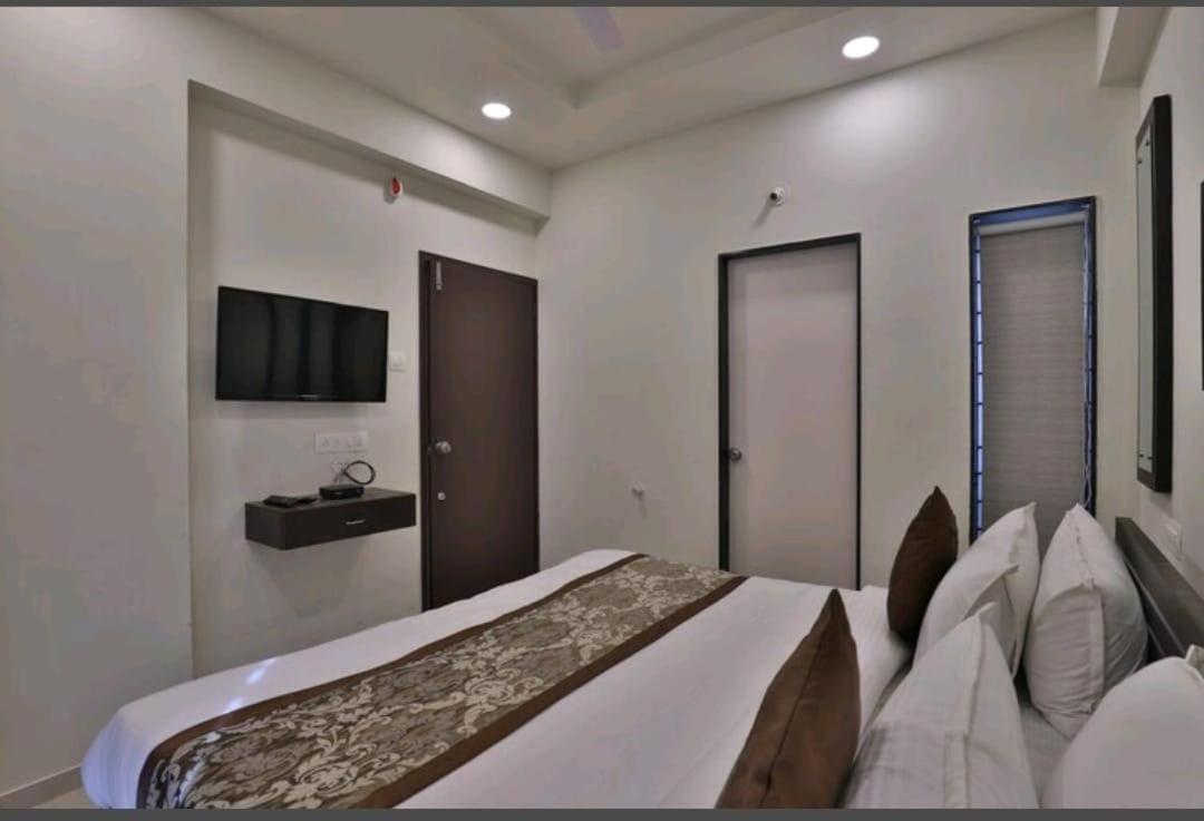 Oyo 80228 Hotel Richa Hālol Εξωτερικό φωτογραφία